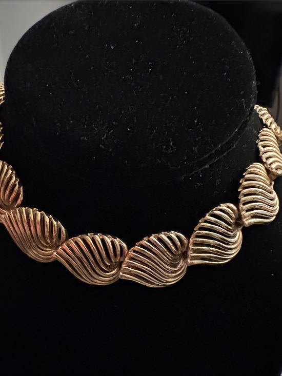 Napier Jewelry - Napier Gold tone Sculpted Wave Link Necklace - 1980- 1990 Number 4084